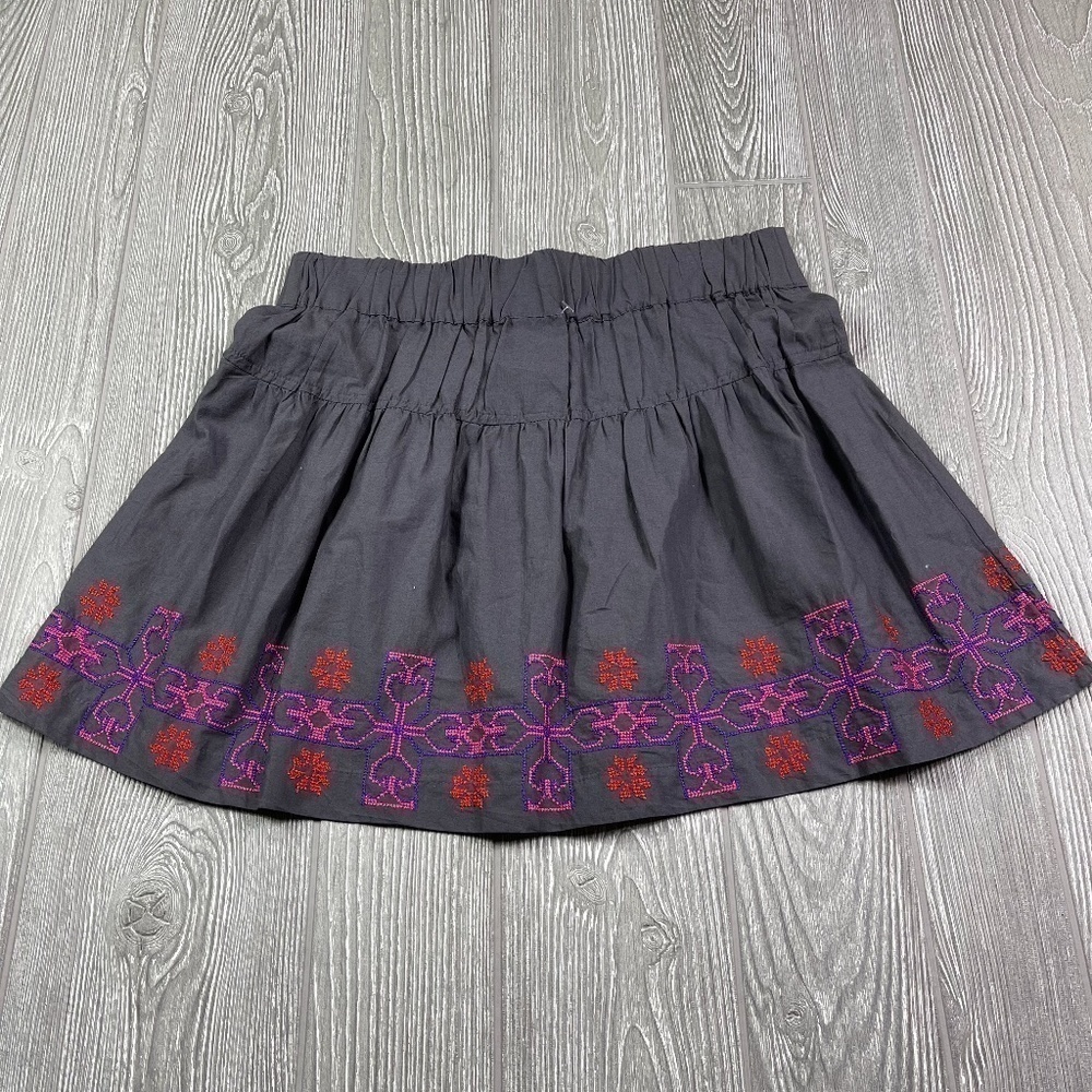 AMERICAN EAGLE Embroidered Mini Skirt Women's size S Gray Pink & Red NWT's